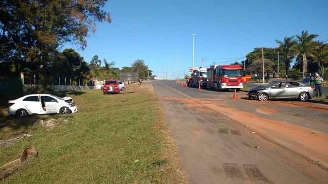 Dois veículos envolveram-se em uma colisão frontal, no Park Way(foto: Corpo de Bombeiros Militar) Dois veículos envolveram-se em uma colisão frontal, no Park Way(foto: Corpo de Bombeiros Militar)