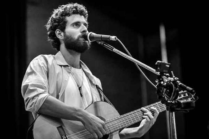 O cantor fará show para lançar novo álbum 'Lado alado'(foto: Célio Maciel/Divulgação) O cantor fará show para lançar novo álbum 'Lado alado'(foto: Célio Maciel/Divulgação)