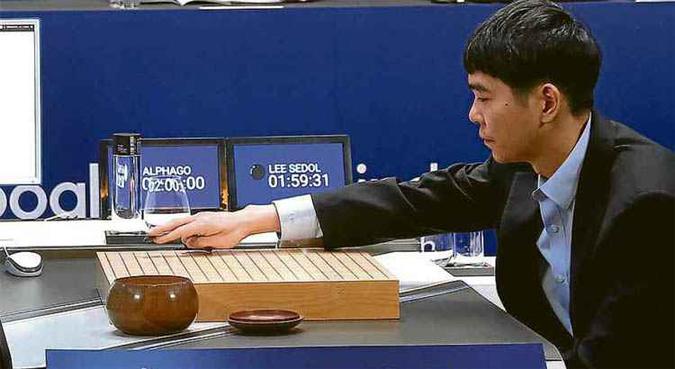 Lee Sedol, um dos maiores jogadores de go do mundo, faz um lance em jogo contra o programa AplphaGo: embate terminou em 4 a 1 para a máquina(foto: Google DeepMind/AFP) Lee Sedol, um dos maiores jogadores de go do mundo, faz um lance em jogo contra o programa AplphaGo: embate terminou em 4 a 1 para a máquina(foto: Google DeepMind/AFP)
