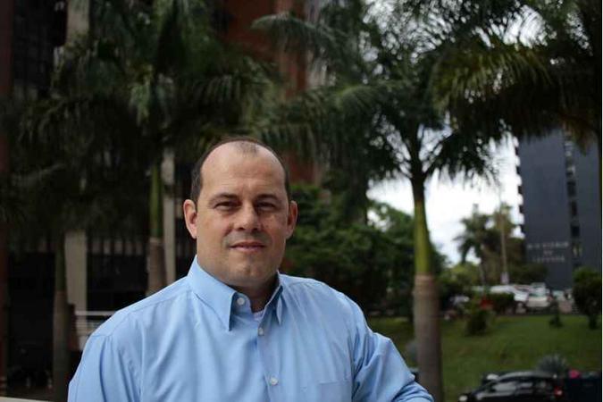 O contador Alexandre Freire de Castro Graça, 50 anos, paga pensão para o filho, agora com 17 anos, desde a separação em 2012(foto: Ana Rayssa/Esp. CB/D.A Press) O contador Alexandre Freire de Castro Graça, 50 anos, paga pensão para o filho, agora com 17 anos, desde a separação em 2012(foto: Ana Rayssa/Esp. CB/D.A Press)