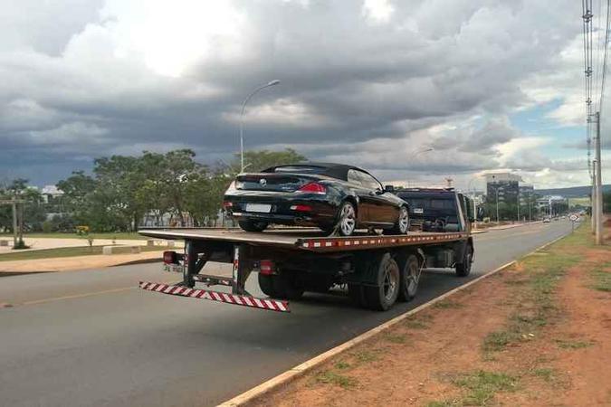 BMW sendo guinchada para depósito do departamento após apreensão no Noroeste(foto: Detran-DF/Divulgação) BMW sendo guinchada para depósito do departamento após apreensão no Noroeste(foto: Detran-DF/Divulgação)