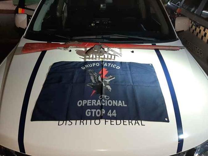 Um revólver calibre .38 e uma espingarda foram apreendidos(foto: PMDF/Divulgação) Um revólver calibre .38 e uma espingarda foram apreendidos(foto: PMDF/Divulgação)