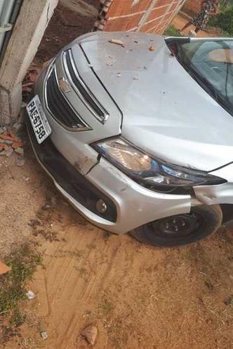 Durante perseguição, um dos suspeitos perdeu controle da direção e bateu em muro de casa(foto: Polícia Militar/Divulgação) Durante perseguição, um dos suspeitos perdeu controle da direção e bateu em muro de casa(foto: Polícia Militar/Divulgação)