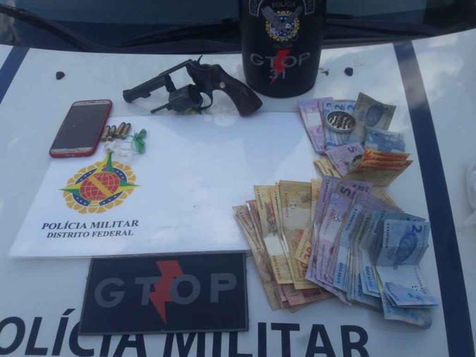 Primeira ocorrência rendeu duas prisões e apreensão de arma e dinheiro (foto: Divulgação/PMDF) Primeira ocorrência rendeu duas prisões e apreensão de arma e dinheiro (foto: Divulgação/PMDF)