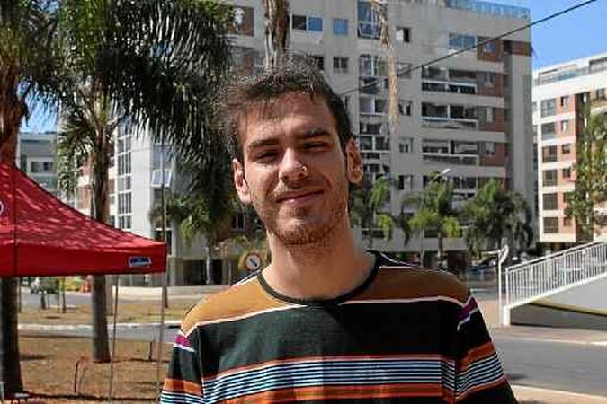 O estudante João Gabriel Calixto acaba de comprar um apartamento no Noroeste para viver com a mãe(foto: Gabriel Pinheiro/Esp. CB/D.A Press) O estudante João Gabriel Calixto acaba de comprar um apartamento no Noroeste para viver com a mãe(foto: Gabriel Pinheiro/Esp. CB/D.A Press)