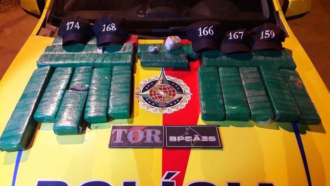 25kg de maconha foram localizadas dentro de um ônibus com destino a Recife (PE)(foto: PMDF / Divulgação) 25kg de maconha foram localizadas dentro de um ônibus com destino a Recife (PE)(foto: PMDF / Divulgação)