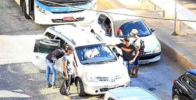 Na plataforma inferior da Rodoviária do Plano Piloto, diversos motoristas oferecem o transporte clandestino a qualquer hora do dia(foto: Vinicius Cardoso/Esp. CB/D.A Press)