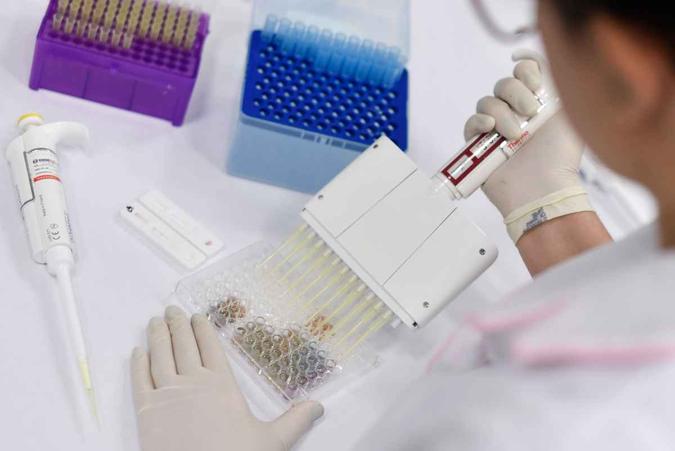 Pesquisa foi feita com mais de mil adultos saudáveis e revelou que efeitos colaterais podem ser tratados com medicamentos como paracetamol(foto: AFP / Douglas MAGNO) Pesquisa foi feita com mais de mil adultos saudáveis e revelou que efeitos colaterais podem ser tratados com medicamentos como paracetamol(foto: AFP / Douglas MAGNO)