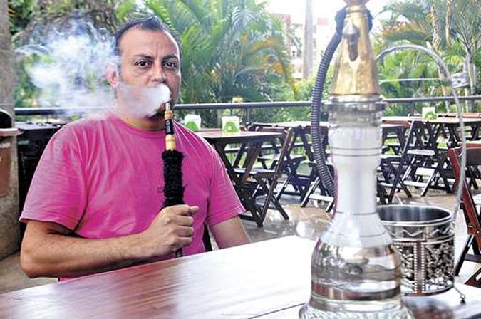 Ammar Abunabut investiu em restaurante que oferece narguilé e calcula perda de cerca de 20% no faturamento (foto: Antonio Cunha/CB/D.A Press) Ammar Abunabut investiu em restaurante que oferece narguilé e calcula perda de cerca de 20% no faturamento (foto: Antonio Cunha/CB/D.A Press)