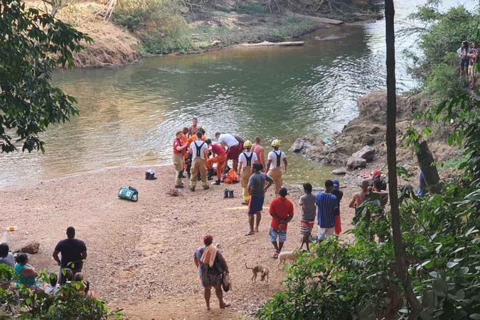 Pescador tentava soltar rede presa no fundo do rio quando se afogou(foto: Divulgação / CBMDF) Pescador tentava soltar rede presa no fundo do rio quando se afogou(foto: Divulgação / CBMDF)