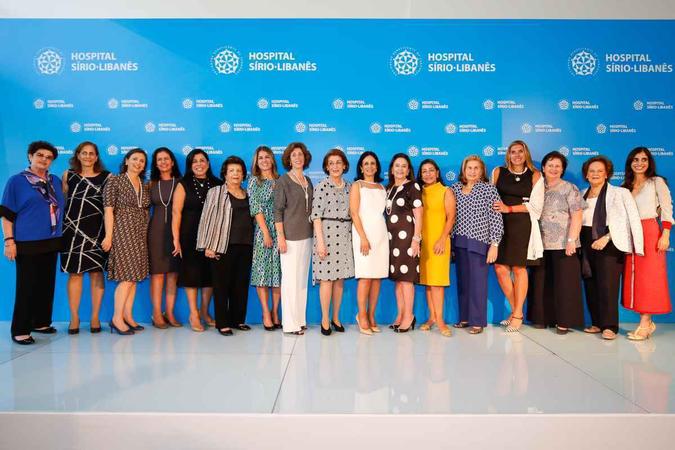 Representantes da Sociedade Beneficente de Senhoras Hospital Sírio-Libanês, entidade que fundou o hospital em 1921 e o comanda até hoje. De vestido branco, está Marta Kehdi Schah, atual presidente. Representantes da Sociedade Beneficente de Senhoras Hospital Sírio-Libanês, entidade que fundou o hospital em 1921 e o comanda até hoje. De vestido branco, está Marta Kehdi Schah, atual presidente.