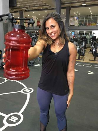 Maria Clara Venceslau � atleta de fisiculturismo e ingere, no m�nimo, quatro litros de �gua por dia(foto: Arquivo Pessoal)