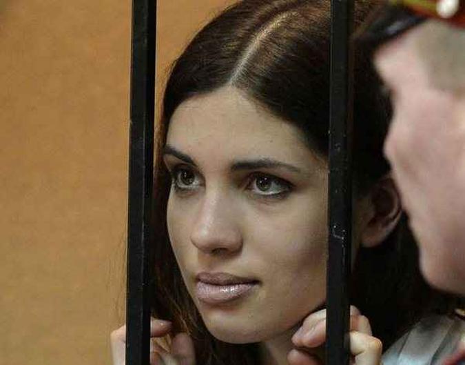 Nadezhda Tolokonnikova cumpre, com outra colega de grupo, uma pena de dois anos por ter cantado, no início 2012, uma Nadezhda Tolokonnikova cumpre, com outra colega de grupo, uma pena de dois anos por ter cantado, no início 2012, uma