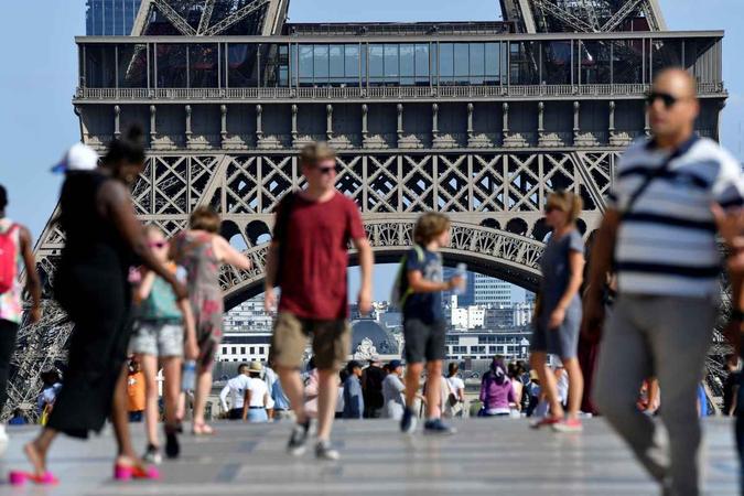 Os sindicatos dos trabalhadores estão descontentes com a decisão de orientar a elevadores separados os visitantes que reservam entradas pela internet e os que as compram na bilheteria(foto: Gerard Julien / AFP) Os sindicatos dos trabalhadores estão descontentes com a decisão de orientar a elevadores separados os visitantes que reservam entradas pela internet e os que as compram na bilheteria(foto: Gerard Julien / AFP)