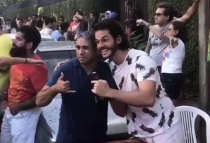 Túlio Gadêlha aproveita Carnaval para ajudar irmão e vender bebida no bloco.(foto: TVGlobo/Reprodução) Túlio Gadêlha aproveita Carnaval para ajudar irmão e vender bebida no bloco.(foto: TVGlobo/Reprodução)