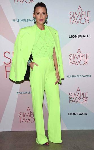 A atriz Blake Lively também usou uma produção monocromática para um evento de lançamento do filme Um Pequeno Favor, em agosto. Porém, apostou em um visual mais formal. As peças são da marca italiana Versace(foto: Instagram/Reprodução) A atriz Blake Lively também usou uma produção monocromática para um evento de lançamento do filme Um Pequeno Favor, em agosto. Porém, apostou em um visual mais formal. As peças são da marca italiana Versace(foto: Instagram/Reprodução)