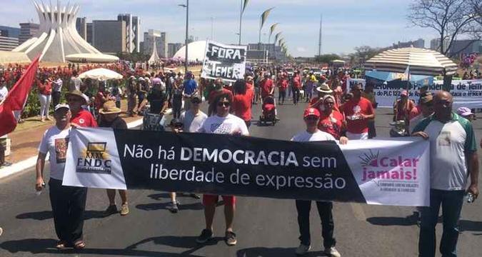 Além de palavras de ordem contra Temer, protesto abordou temas como liberdade de expressão(foto: Ed Alves/CB/D.A Press) Além de palavras de ordem contra Temer, protesto abordou temas como liberdade de expressão(foto: Ed Alves/CB/D.A Press)