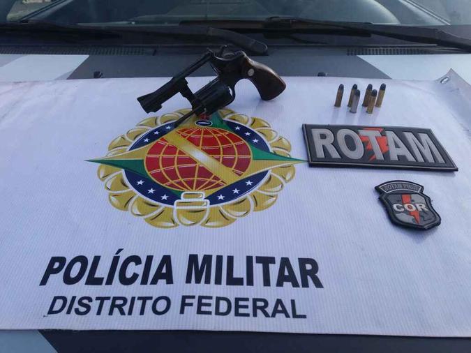 Daniel tentou se livrar da arma jogando dentro do quintal de uma residência(foto: Polícia Militar) Daniel tentou se livrar da arma jogando dentro do quintal de uma residência(foto: Polícia Militar)
