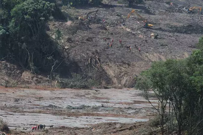 Dimensão das equipes em meio ao mar de destruição mostra as proporções da catástrofe. Número de corpos recuperados chegou ontem a 110(foto: Túlio Santos/EM/DA Press) Dimensão das equipes em meio ao mar de destruição mostra as proporções da catástrofe. Número de corpos recuperados chegou ontem a 110(foto: Túlio Santos/EM/DA Press)