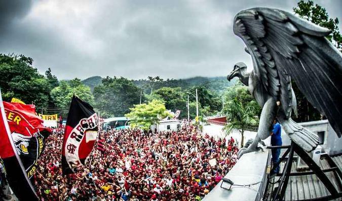 Desde as primeiras horas da manhã, uma aglomeração se formou na entrada do CT do clube(foto: Alexandre Vidal/Flamengo ) Desde as primeiras horas da manhã, uma aglomeração se formou na entrada do CT do clube(foto: Alexandre Vidal/Flamengo )