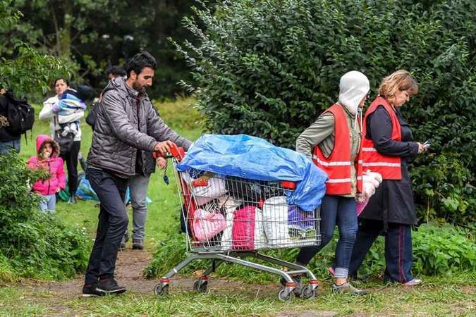 Entre 500 e 800 migrantes, essencialmente curdos iraquianos, acampam nesta cidade do litoral, com a esperança de embarcar rumo à Grã-Bretanha.(foto: Grande Synthe França / AFP) Entre 500 e 800 migrantes, essencialmente curdos iraquianos, acampam nesta cidade do litoral, com a esperança de embarcar rumo à Grã-Bretanha.(foto: Grande Synthe França / AFP)