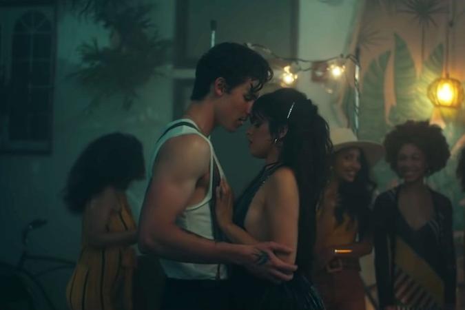 Camila Cabello e Shawn Mendes protagonizam um casal em videoclipe(foto: Reprodução/ Youtube) Camila Cabello e Shawn Mendes protagonizam um casal em videoclipe(foto: Reprodução/ Youtube)