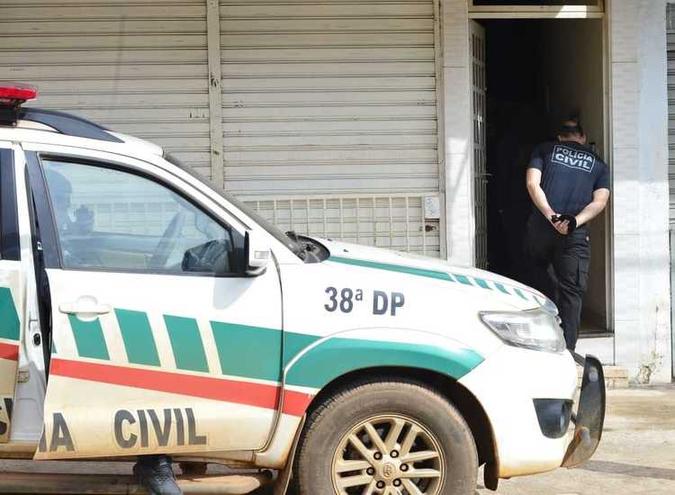 Equipes da Polícia Civil continuam investigações em prédio onde assassinato aconteceu(foto: Marcelo Ferreira/CB/D.A Press) Equipes da Polícia Civil continuam investigações em prédio onde assassinato aconteceu(foto: Marcelo Ferreira/CB/D.A Press)