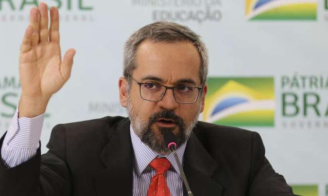 Sob críticas do parlamento e crises no MEC, o ministro da Educação balança, mas não cai(foto: Flavio Rodrigues Pozzebom/Agencia Brasil) Sob críticas do parlamento e crises no MEC, o ministro da Educação balança, mas não cai(foto: Flavio Rodrigues Pozzebom/Agencia Brasil)