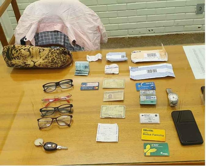 Alvos da operação foram detidos com documentos falsos e dinheiro(foto: Divulgação/PCDF) Alvos da operação foram detidos com documentos falsos e dinheiro(foto: Divulgação/PCDF)
