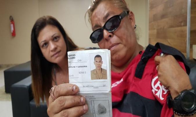 Tia Carla Figueiredo e avó Waneide Maria Rodrigues com uma camisa do Flamengo, time de coração do rapaz(foto: Alan Rios/Esp. CB/D.A Press) Tia Carla Figueiredo e avó Waneide Maria Rodrigues com uma camisa do Flamengo, time de coração do rapaz(foto: Alan Rios/Esp. CB/D.A Press)