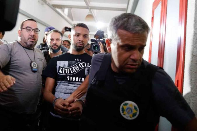 Policiais conduzem o traficante Rogério 157 após cerco na favela do AraráTânia Rego/Agencia Brasil Policiais conduzem o traficante Rogério 157 após cerco na favela do AraráTânia Rego/Agencia Brasil