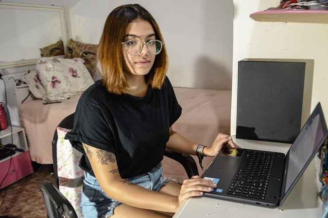 Bianca tem enviado currículos todos os dias para diversas empresas(foto: Nícolas Braga/Esp. CB/D.A Press) Bianca tem enviado currículos todos os dias para diversas empresas(foto: Nícolas Braga/Esp. CB/D.A Press)