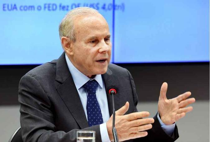 As acusações também foram reforçadas pelo empresário Joesley Batista, que disse em depoimento que se reuniu com Guido Mantega em julho de 2014(foto: Evaristo Sa/AFP) As acusações também foram reforçadas pelo empresário Joesley Batista, que disse em depoimento que se reuniu com Guido Mantega em julho de 2014(foto: Evaristo Sa/AFP)