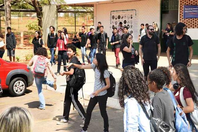 No CED Gisno, alunos fizeram manifestação contra a militarização. Colégio votou contra a proposta e se tornou pivô de polêmica quando Ibaneis disse que implementaria o formato mesmo assim. A situação se tranquilizou quando o governador voltou atrás(foto: Ed Alves/CB/D.A Press) No CED Gisno, alunos fizeram manifestação contra a militarização. Colégio votou contra a proposta e se tornou pivô de polêmica quando Ibaneis disse que implementaria o formato mesmo assim. A situação se tranquilizou quando o governador voltou atrás(foto: Ed Alves/CB/D.A Press)