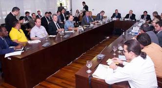 Parlamentares, representantes de entidades do setor, e o secretário da Agricultura e Desenvolvimento Rural, Argileu Martins, se encontraram ontem com o ministro-chefe da Casa Civil, Eliseu Padilha(foto: Divulgação) Parlamentares, representantes de entidades do setor, e o secretário da Agricultura e Desenvolvimento Rural, Argileu Martins, se encontraram ontem com o ministro-chefe da Casa Civil, Eliseu Padilha(foto: Divulgação)