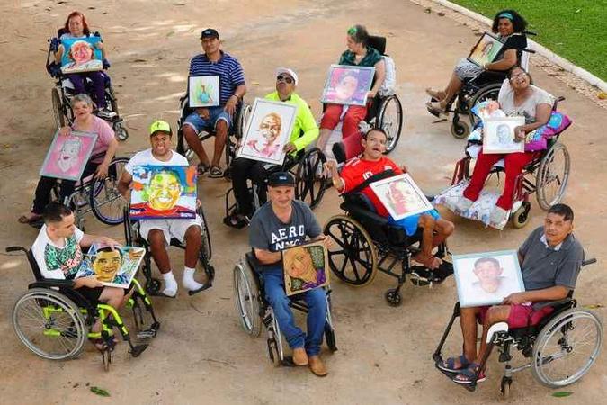 Cada um dos 12 homenageados recebeu uma tela com sua imagem. Obras foram produzidas com variadas técnicas artísticas(foto: Carlos Vieira/CB/D.A Press) Cada um dos 12 homenageados recebeu uma tela com sua imagem. Obras foram produzidas com variadas técnicas artísticas(foto: Carlos Vieira/CB/D.A Press)