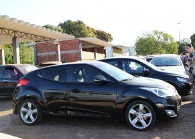 O Veloster preto foi apreendido pelo Departamento de Trânsito (Detran-DF) com R$ 30 mil de multas.(foto: Detran/Divulgação) O Veloster preto foi apreendido pelo Departamento de Trânsito (Detran-DF) com R$ 30 mil de multas.(foto: Detran/Divulgação)