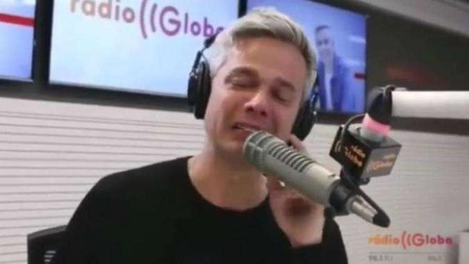 'As pessoas atacam minha esposa como se aquela justiça que eles veem na internet fosse verdadeira'. Apresentador se emocionou durante o programa, 'No ar', da Rádio Globo(foto: Facebook/Reprodução) 'As pessoas atacam minha esposa como se aquela justiça que eles veem na internet fosse verdadeira'. Apresentador se emocionou durante o programa, 'No ar', da Rádio Globo(foto: Facebook/Reprodução)