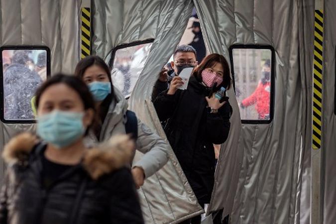 As autoridades chinesas expandiram rapidamente um gigantesco esforço de quarentena, com o objetivo de conter um contágio mortal nas cidades em 24 de janeiro.(foto: NICOLAS ASFOURI / AFP) As autoridades chinesas expandiram rapidamente um gigantesco esforço de quarentena, com o objetivo de conter um contágio mortal nas cidades em 24 de janeiro.(foto: NICOLAS ASFOURI / AFP)