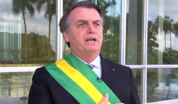 Internautas afirmam que o presidente Jair Bolsonaro errou a letra do Hino Nacional(foto: Reprodução/Youtube) Internautas afirmam que o presidente Jair Bolsonaro errou a letra do Hino Nacional(foto: Reprodução/Youtube)