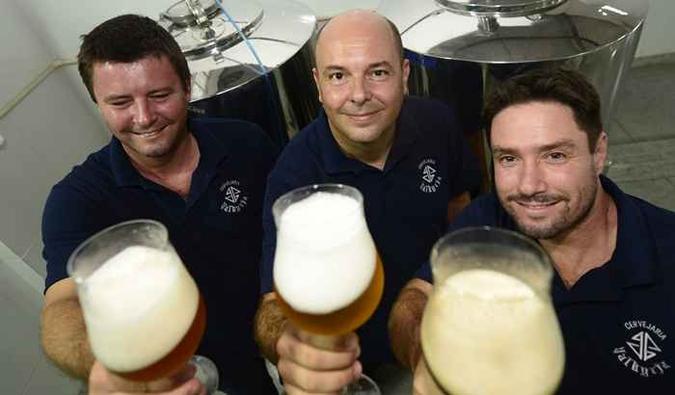 Luis Oliveira, Luis Henrique e Jorge Rafael Alves de Souza, premiados pela cerveja Valkyria, a melhor cerveja artesanal(foto: Ed Alves/CB/D.A Press) Luis Oliveira, Luis Henrique e Jorge Rafael Alves de Souza, premiados pela cerveja Valkyria, a melhor cerveja artesanal(foto: Ed Alves/CB/D.A Press)