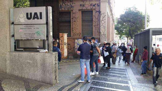Na manhã desta quarta -feira já houve formação de fila sem respeito ao distanciamento social em frente a unidade do UAI praça 7(foto: Edésio Ferreira/EM) Na manhã desta quarta -feira já houve formação de fila sem respeito ao distanciamento social em frente a unidade do UAI praça 7(foto: Edésio Ferreira/EM)