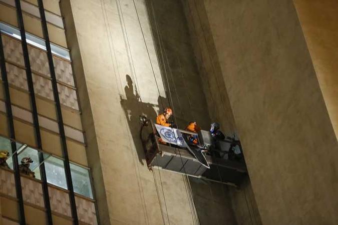 Operários foram resgatados depois de 30 minutos presos(foto: Corpo de Bombeiros/Divulgação) Operários foram resgatados depois de 30 minutos presos(foto: Corpo de Bombeiros/Divulgação)