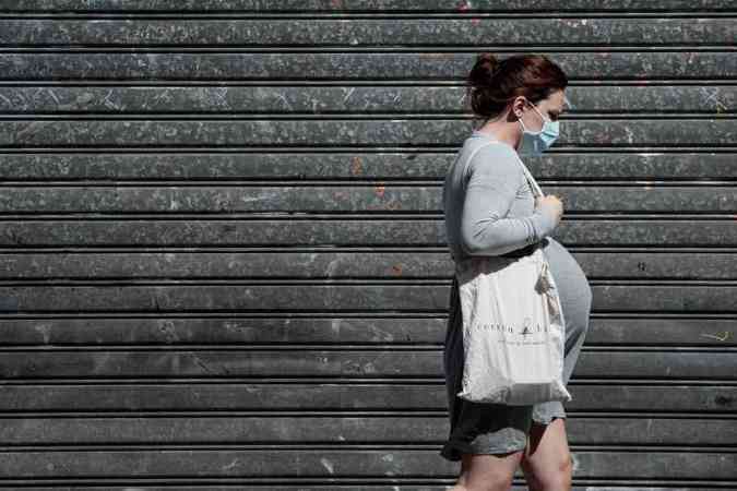 Segundo os cientistas, a forma de transmissão só poderá ser confirmada com mais estudos: plano de analisar infectadas no início da gravidez(foto: AFP / JOEL SAGET)