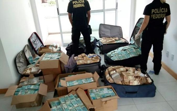 Policiais Federais apreendem caixas e malas cheias de dinheiro, em apartamento utilizado por Geddel Vieira Lima para guarda de dinheiro de propina, durante a Operação Cui Bono(foto: PoliciaFederal/Divulgacao) Policiais Federais apreendem caixas e malas cheias de dinheiro, em apartamento utilizado por Geddel Vieira Lima para guarda de dinheiro de propina, durante a Operação Cui Bono(foto: PoliciaFederal/Divulgacao)
