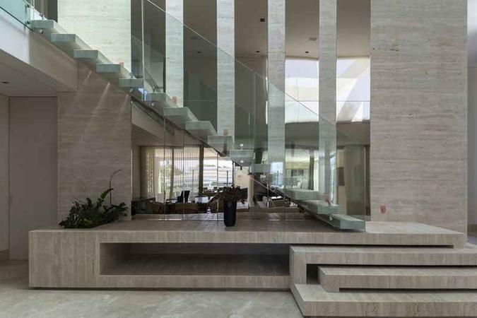 Nesse projeto do Attrium Arquitetura, o nicho aparece na base da escada como uma forma de aproveitar o espaço apenas para fins decorativos. O nicho assume aspecto de escultura e confere elegância.(foto: Edgard Cesar/Divulgação) Nesse projeto do Attrium Arquitetura, o nicho aparece na base da escada como uma forma de aproveitar o espaço apenas para fins decorativos. O nicho assume aspecto de escultura e confere elegância.(foto: Edgard Cesar/Divulgação)