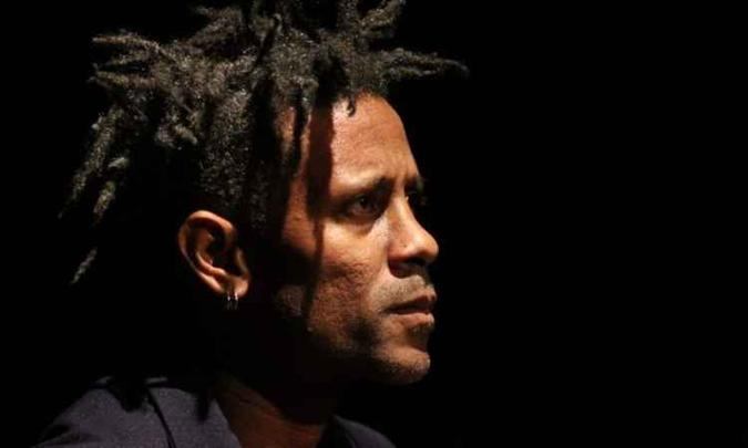 Em Brasília, o ator apresenta o espetáculo 'Nas encruza' sobre racismo, homofobia e intolerância racial(foto: Alonso Natureza/Divulgação) Em Brasília, o ator apresenta o espetáculo 'Nas encruza' sobre racismo, homofobia e intolerância racial(foto: Alonso Natureza/Divulgação)