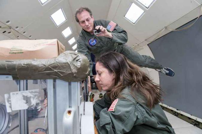 Andrew Feinberg faz análises sanguíneas com colega em um ambiente de microgravidade na Terra(foto: Regan Geeseman/NASA/JSC/Divulgação) Andrew Feinberg faz análises sanguíneas com colega em um ambiente de microgravidade na Terra(foto: Regan Geeseman/NASA/JSC/Divulgação)