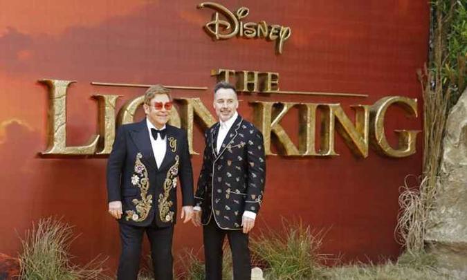 O cantor e compositor participou da estreia do filme ao lado de seu marido David Furnish(foto: Tolga Akmen/Divulgação) O cantor e compositor participou da estreia do filme ao lado de seu marido David Furnish(foto: Tolga Akmen/Divulgação)