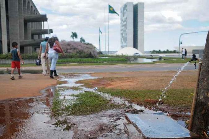 Vazamentos e desperdícios de água potável preocupam. Perdas no DF atingem 34% do volume total, bem acima dos 20% considerados aceitáveis(foto: Kleber Lima/CB/D.A Press - 6/6/7) Vazamentos e desperdícios de água potável preocupam. Perdas no DF atingem 34% do volume total, bem acima dos 20% considerados aceitáveis(foto: Kleber Lima/CB/D.A Press - 6/6/7)